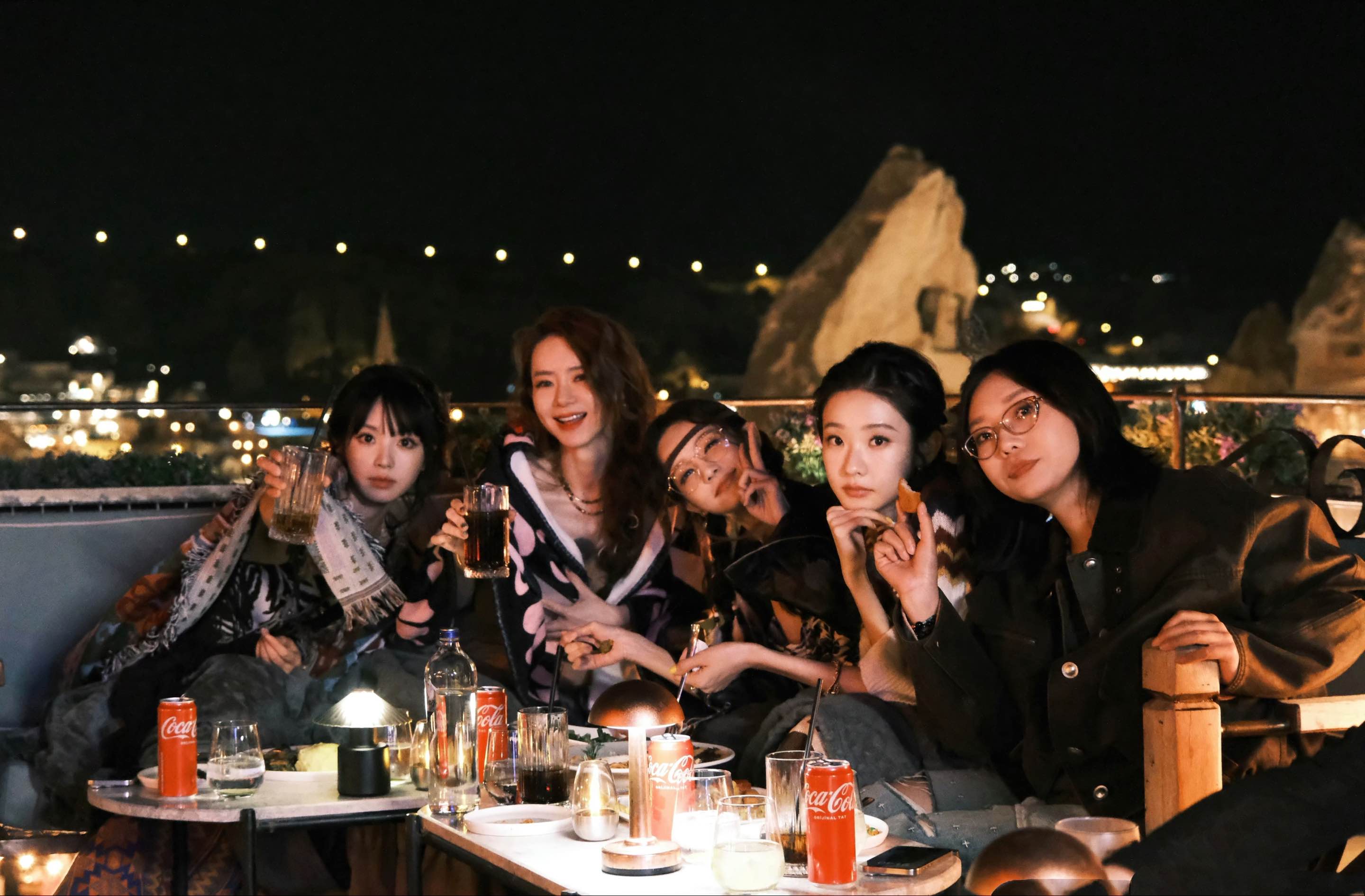 《姐姐妹妹抓娃娃》定档!戚薇李一桐等开启“抓娃之旅”