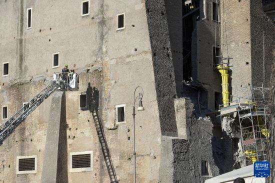 11月3日，在意大利罗马，消防员在查看事故现场。新华社发（阿尔贝托·林格利亚摄）