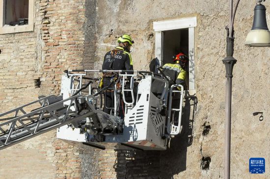 11月3日，在意大利罗马，消防员在查看事故现场。新华社发（阿尔贝托·林格利亚摄）