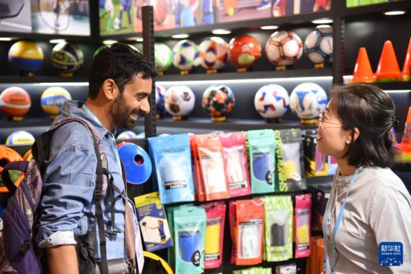 11月2日,采购商在第138届广交会第三期与参展商交流。 新华社记者 洪泽华 摄