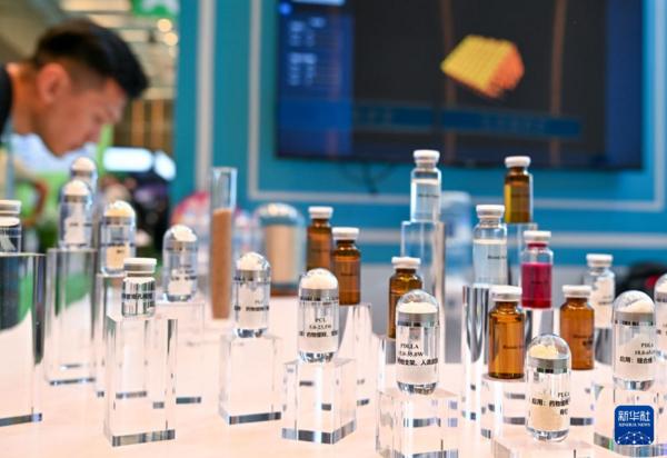 11月3日,观众在广交会展馆捷诺飞生物展台观看生物3D打印的样品。 新华社记者 肖恩楠 摄