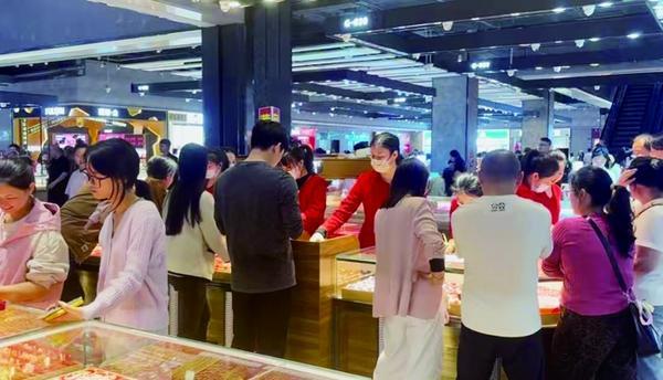 消费者在深圳水贝市场挑选金饰。记者 徐潇潇 摄 