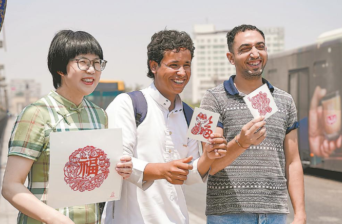 敬业奉献，方寸剪纸万般情