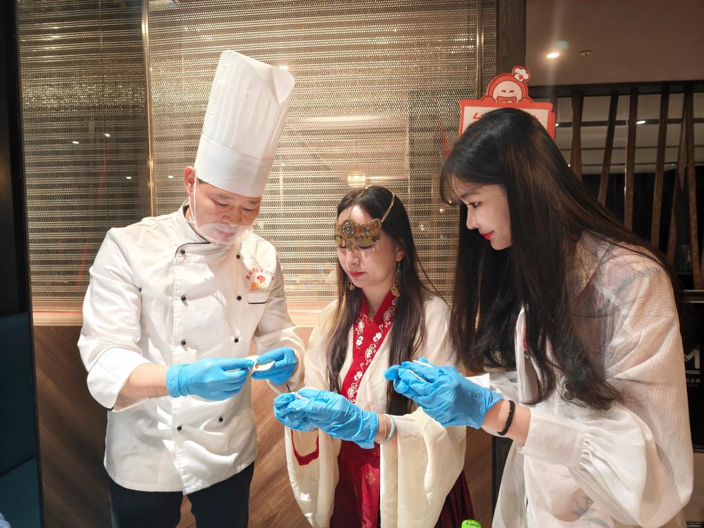 味蕾牵两岸：台湾桃园举行闽台小吃文化交流盛典