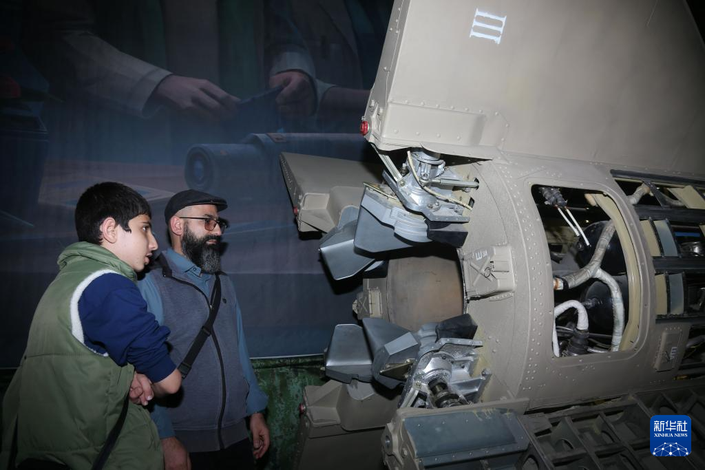 伊朗展示自研导弹与无人机