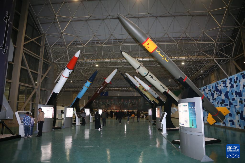 伊朗展示自研导弹与无人机