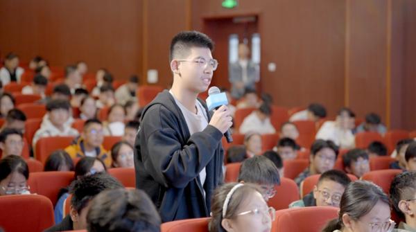 
广东省妇幼保健院赵春梅范保维黄牛挂号电话俞浩基金会“灯塔课堂”首期开讲：引领高中生多元思辨 为青春成长赋能