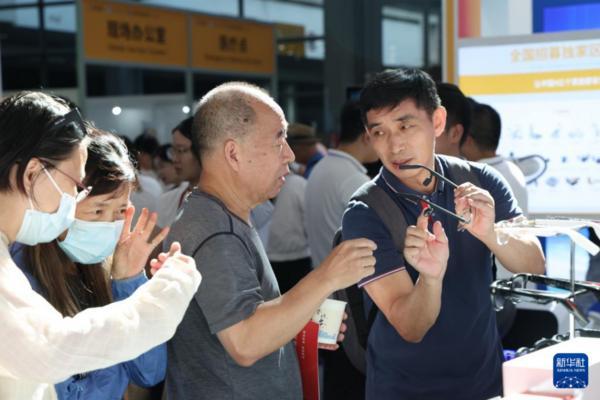 观众在展会现场了解AI智能眼镜。新华社记者梁旭 摄 