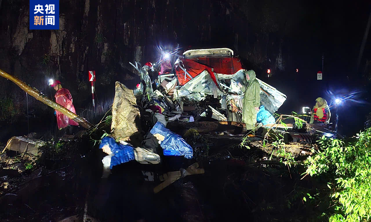 越南一公路山体滑坡致大巴被掩埋 造成6死19伤