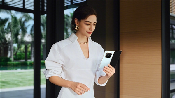 华为Mate X7四配色官图发布:独一无二新设计 最强辨识度