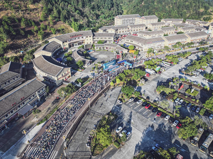 2025福建永定土楼半程马拉松赛鸣枪开跑
