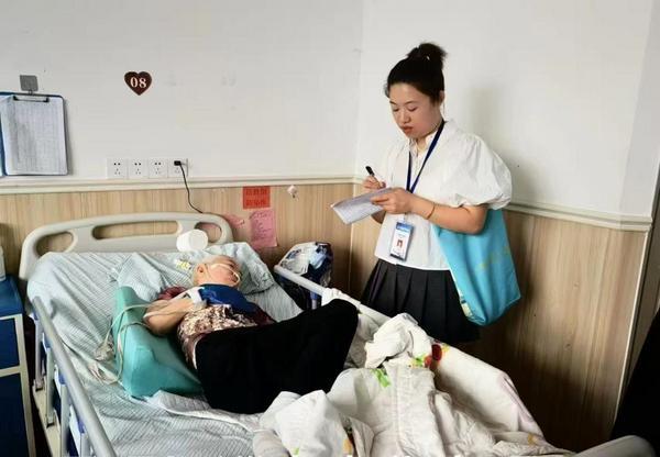 世纪坛医院黄牛号贩子票贩子代网上预约代挂号电话阳光人寿长护险服务人员李欢欢:让长护险温暖落地,以初心绘就护老风景