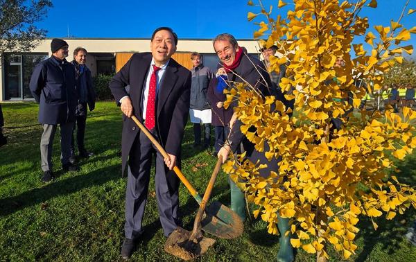 
浙江大学医学院附属第二医院刘恺鸣罗巍沈一丁黄牛挂号电话悦康药业与INDENA在法国签署大健康战略协议 十七年合作再升级