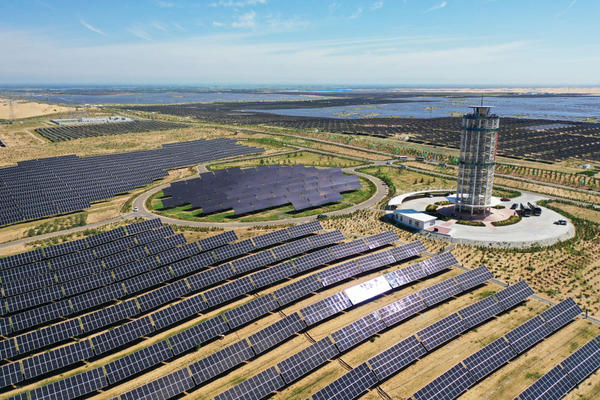 这是2025年7月30日拍摄的内蒙古鄂尔多斯市达拉特旗光伏基地(无人机照片)。新华社记者 李志鹏 摄