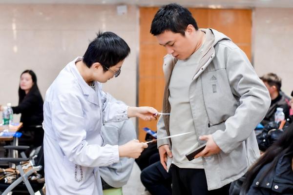 
西安市第四医院黄牛号贩子票贩子代网上预约代挂号电话多学科助力健康体重管理 “科学用药 健康减重”肥胖症科普沙龙在武汉举办