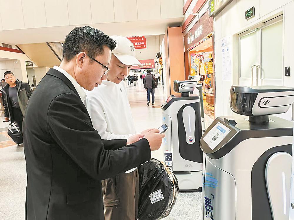 “榕小递”智能机器人亮相长乐机场