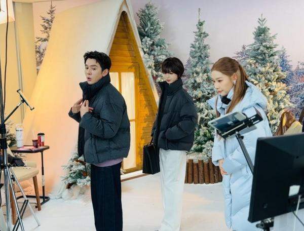 
南京各大医院黄牛挂号电话国货羽绒服直播间“抢镜”：年轻人研究“成分”，老品牌玩起“变身”