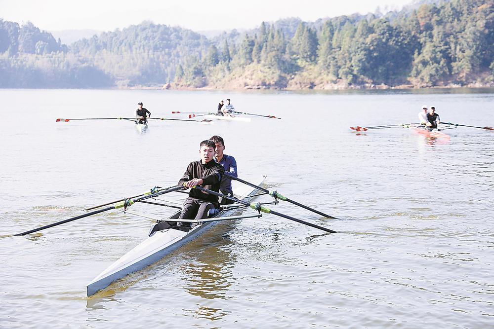 双人皮划艇比赛。