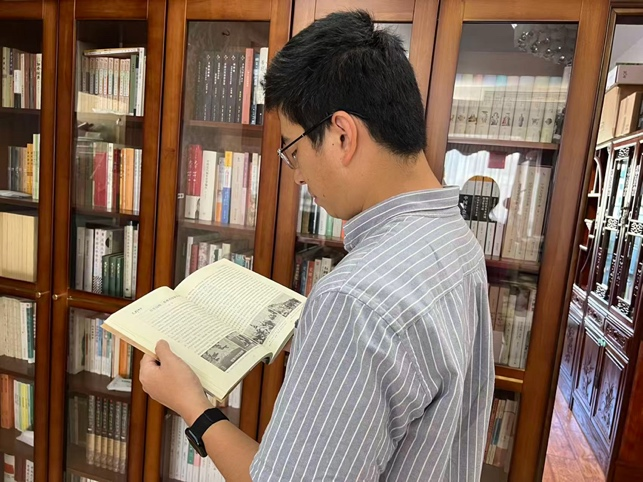 李伟家中收藏着日军侵略三都澳的史料书籍（海峡网记者 李牧晨 摄）