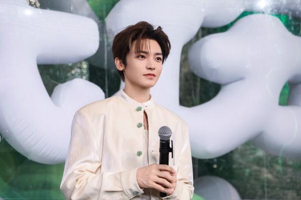 
上海交通大学医学院附属新华医院崔心刚曲发军黄云腾华丽房定珠马杰周莹吕凡王奕黄牛挂号电话冬日代言人侯明昊助阵，海底捞掀起“真香”消费热