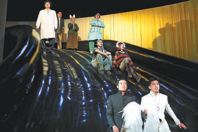 话剧《行路人》：黑色滑梯上的人性拷问