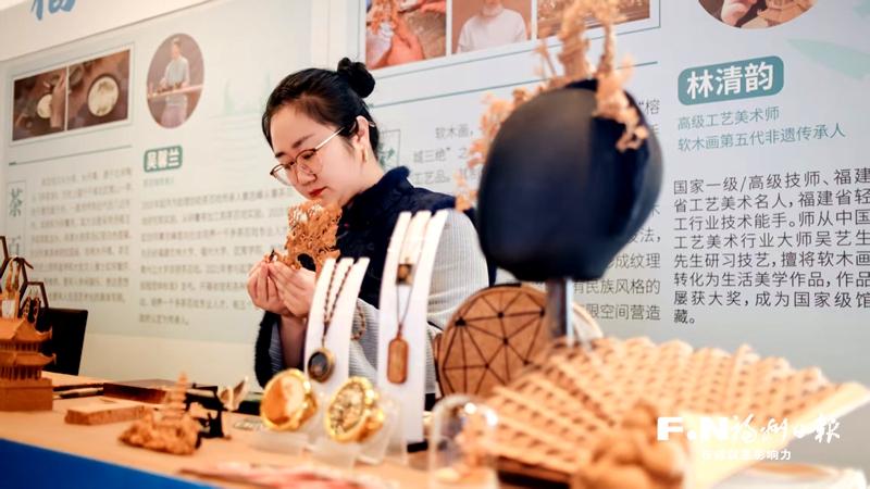 福州软木画：古艺进生活 “刻”出新时尚