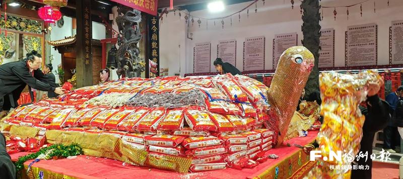 两岸同胞共话文化遗产保护传承 16888斤大米堆塑米龟亮相祈福