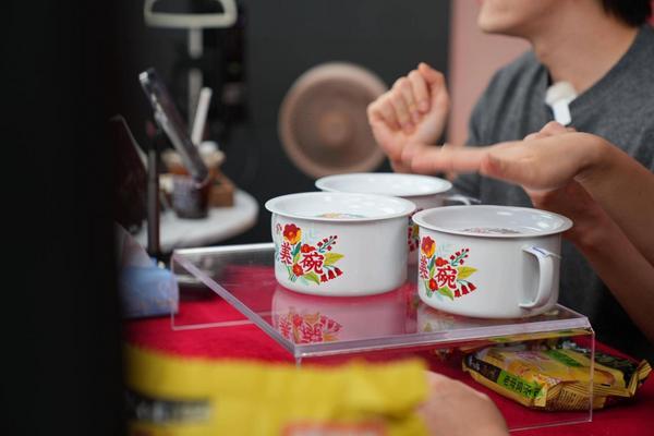 
空港医院黄牛号贩子票贩子代网上预约代挂号电话李佳琦直播间如何把一句“想要”，变成近2万份订单？