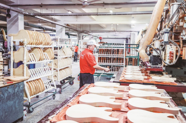 漳州雅歌乐器年产20万把吉他远销全球——让世界听见中国“琴”话