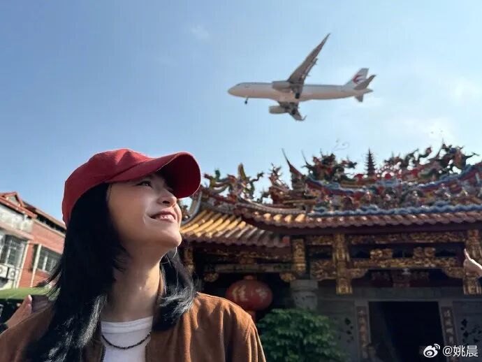 姚晨带儿子打卡厦门清水宫&ldquo;网红机位&rdquo;