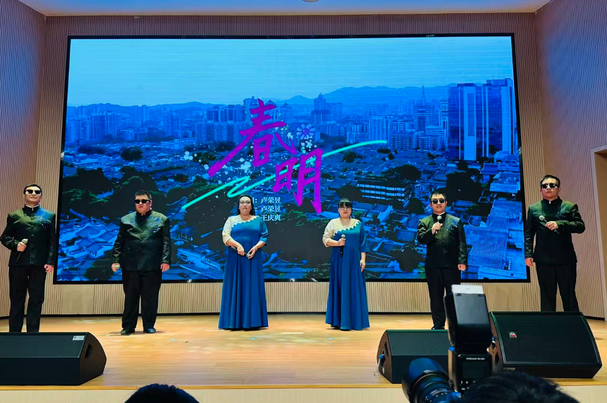 省海峡残疾人艺术团看到组合演唱&ldquo;春天计划&rdquo;主题曲《春明》。海峡网记者 李牧晨 摄