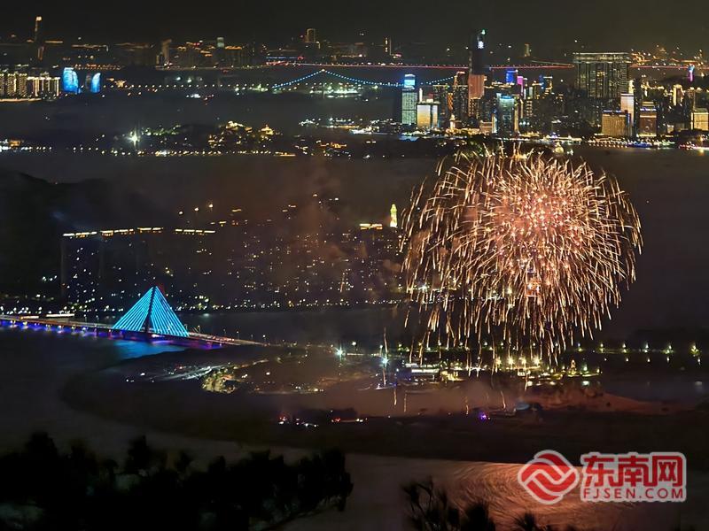 2025年漳州开发区“双鱼岛·双鱼奇缘焰火大秀”上演