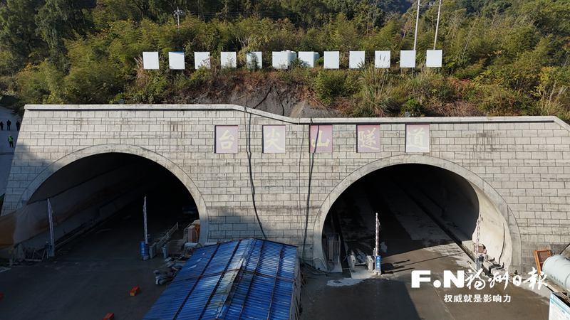 元旦假期建设者坚守一线共绘榕城新图景