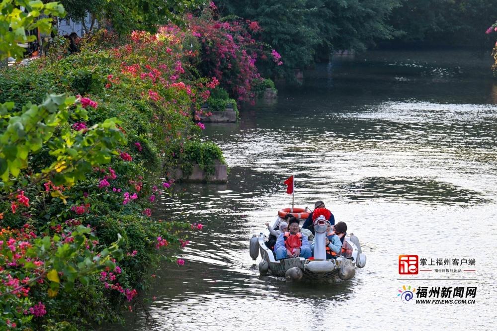 天朗气清，游客乘福船游览福州风光。