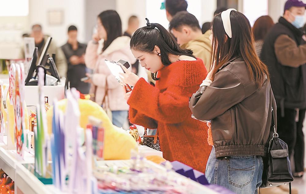 游客在福州首家市内免税店选购商品。