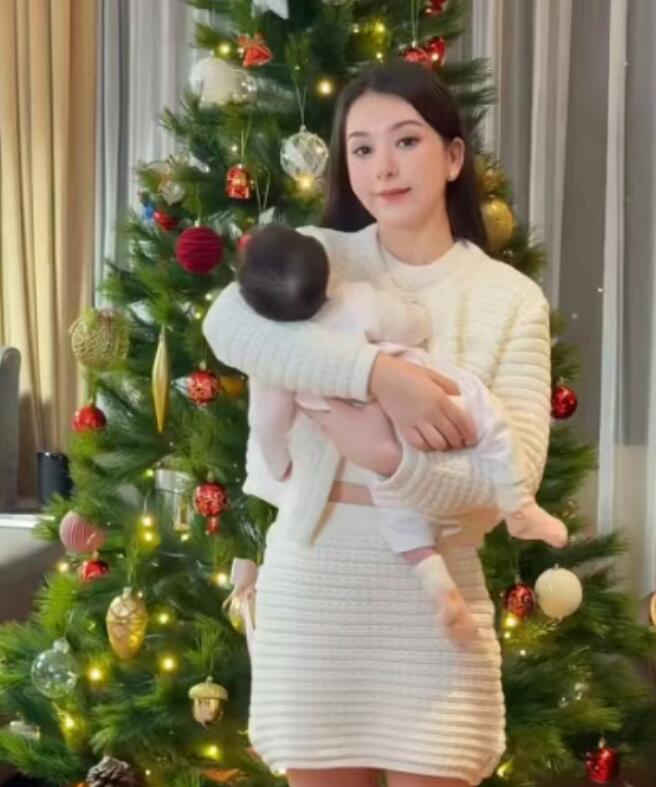 方媛抱三胎女儿出镜满脸宠溺 夸宝宝比自己美