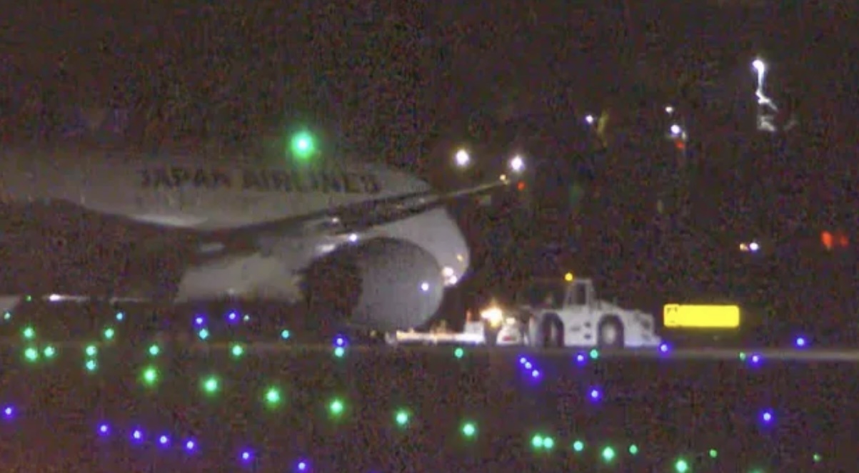 日本一客机与灯光设施发生接触事故 无人伤亡