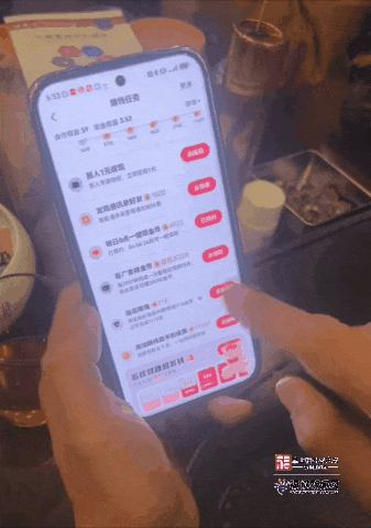 银发晚年被“困”在手机里：刷金币、踩直播坑……如何破局？