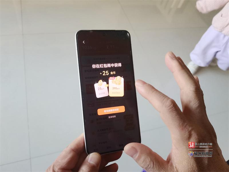 银发晚年被“困”在手机里：刷金币、踩直播坑……如何破局？