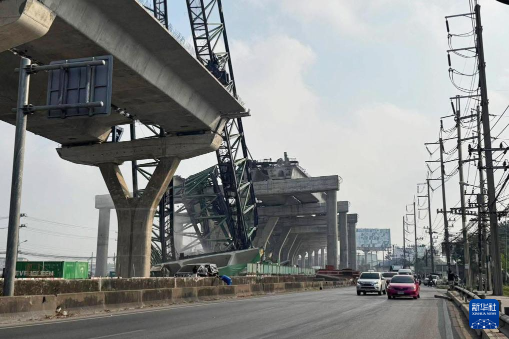 泰国高架桥上起重机倒塌砸中汽车 至少2人死亡