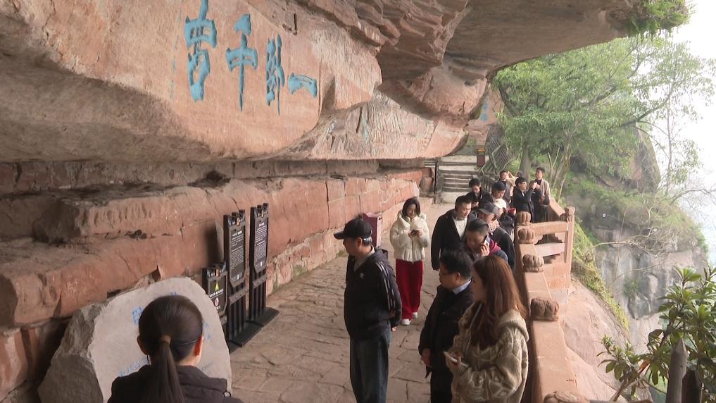 跨海来团圆 台胞打卡重庆赴“刨猪汤之约”