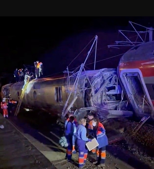 西班牙高铁脱轨事故已致至少39人死亡 百余人受伤