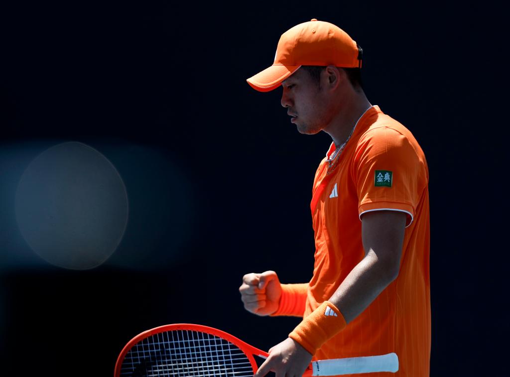 澳网综合：中国单打半数闯关 卫冕冠军轻松晋级