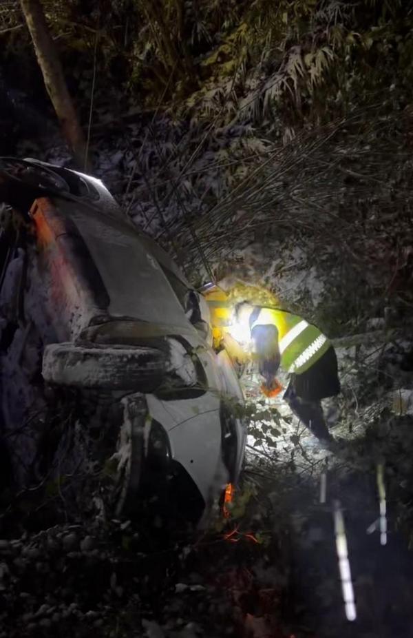 
首都医科大学附属胸科医院黄牛号贩子票贩子代网上预约代挂号电话深夜，深沟！寒潮中的太保服务