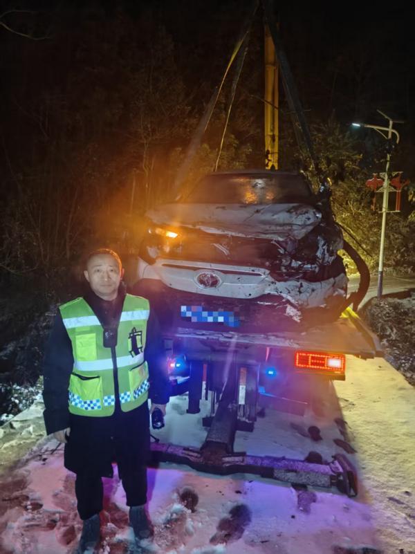 
首都医科大学附属胸科医院黄牛号贩子票贩子代网上预约代挂号电话深夜，深沟！寒潮中的太保服务