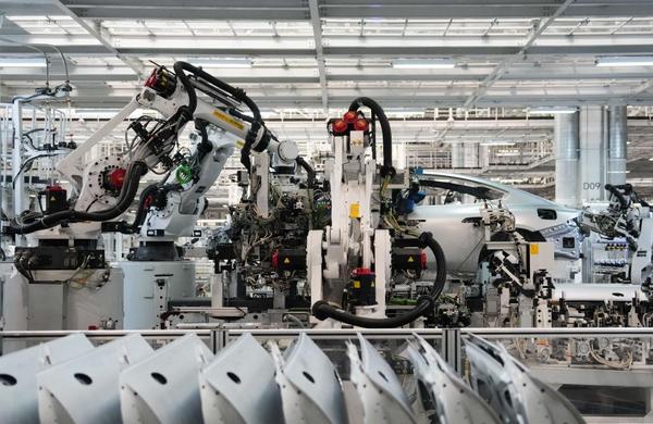 2025年6月16日，机器人在北京小米汽车工厂车间流水线上工作。新华社记者 郑焕松 摄 