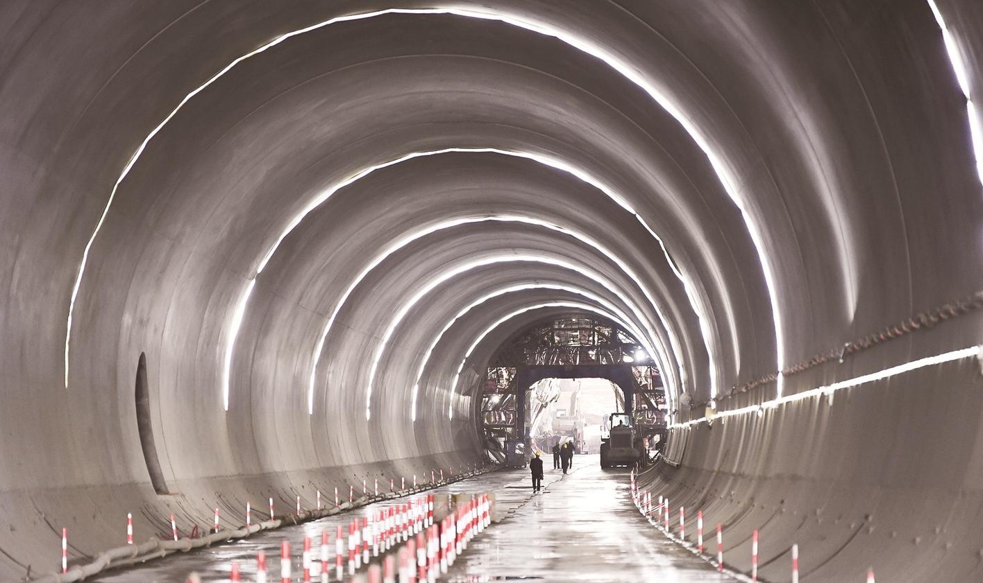 漳汕高铁全线首个隧道顺利贯通