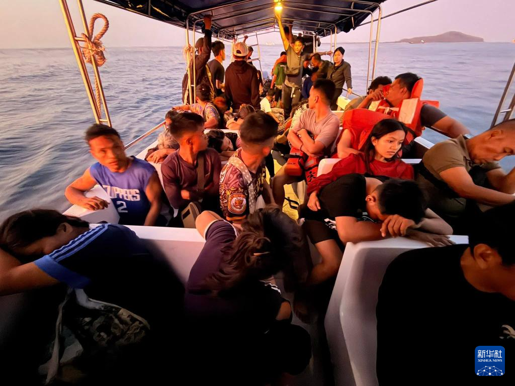 菲海岸警卫队说沉没渡轮未超载 已救起300余人