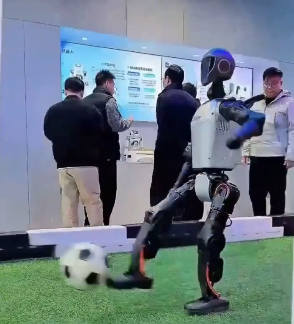 全国首家人形机器人7S店啥样？记者探访