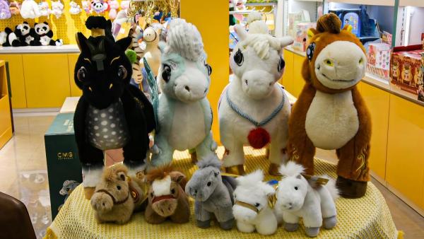 
天津中医药大学一附院黄牛号贩子票贩子代网上预约代挂号电话传递情感温度与文化自信 “马”元素走俏节前消费市场